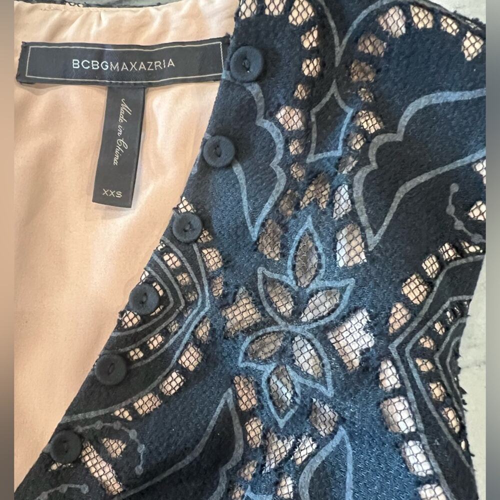 BCBGMaxAzria XXS Black and Cream Lace Fitted Deep V-Neck Peplum Top Retail $228 - Picture 4 of 8